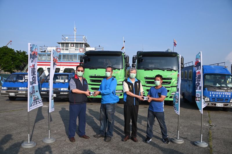 向大車司機宣導注意視野死角及內輪差,並透過贈送行車安全宣導貼紙及紀念品,擴大宣導效果。 圖片來源:台灣港務公司提供 向大車司機宣導注意視野死角及內輪差,並透過贈送行車安全宣導貼紙及紀念品,擴大宣導效果。 圖片來源:台灣港務公司提供