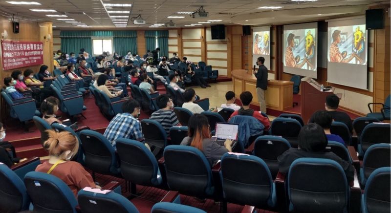 數位轉型在藝術與設計的應用與展望論壇中玄大校長及與會師生聆聽講者分享數位設 圖片來源:玄大 數位轉型在藝術與設計的應用與展望論壇中玄大校長及與會師生聆聽講者分享數位設 圖片來源:玄大