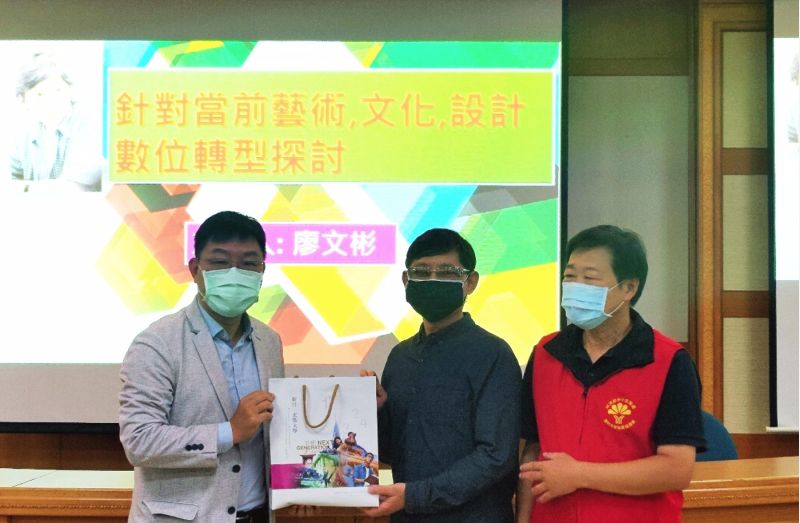 玄奘大學簡紹綺校長(左)、新竹市中小企業榮譽指導員協進會陳宜崇會長(右),共同贈禮給藝術家廖文彬導演。 圖片來源:玄大 玄奘大學簡紹綺校長(左)、新竹市中小企業榮譽指導員協進會陳宜崇會長(右),共同贈禮給藝術家廖文彬導演。 圖片來源:玄大