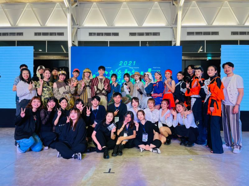第二屆Look台味服裝設計大賞得獎設計師、模特兒大合照  圖片來源：桃竹苗分署