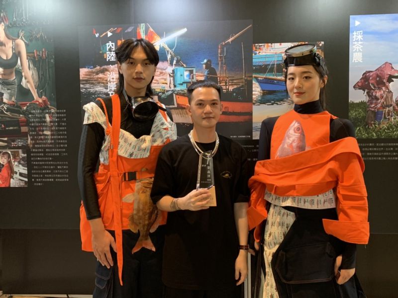 首獎得主劉品洋設計師與他的作品  圖片來源：桃竹苗分署