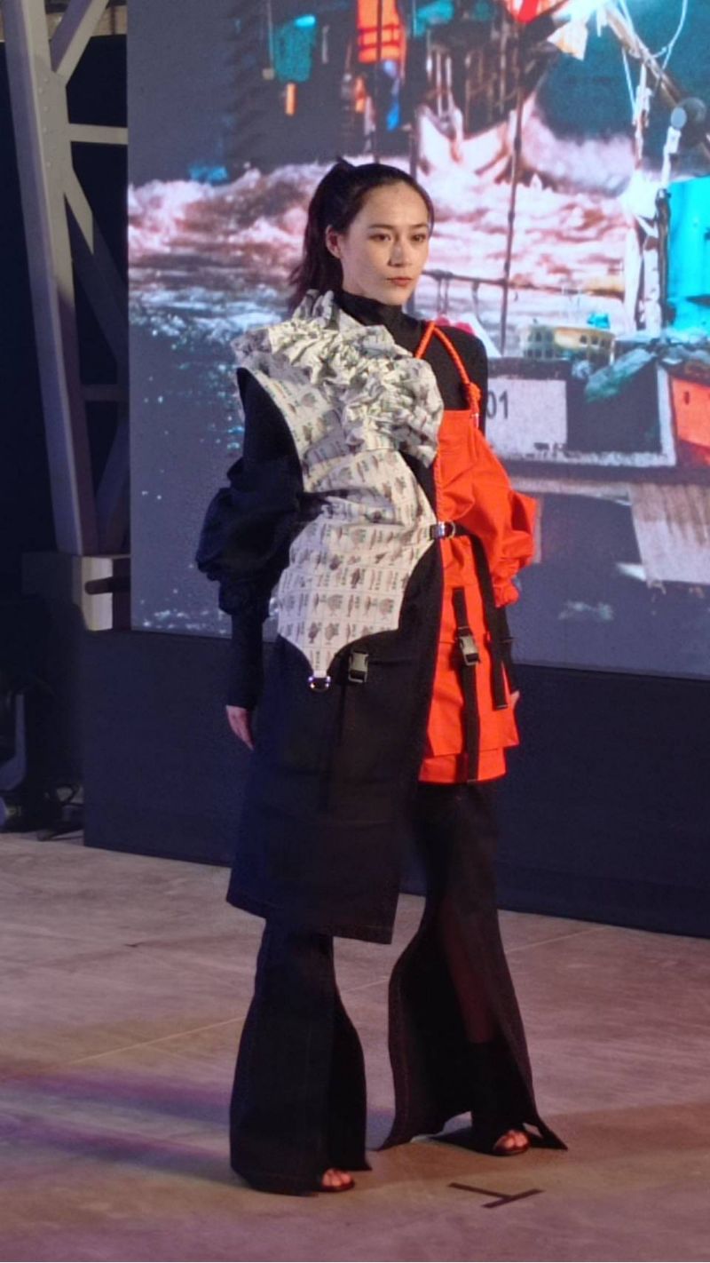 女模特兒身著潮裝，不輸巴黎時尚服裝。