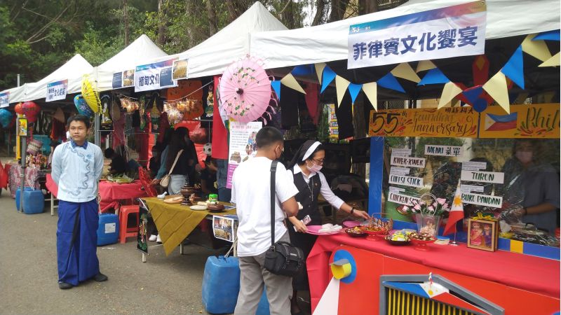 國際生眾多的明新科大校慶日舉辦「國際嘉年華」，各國學生擺攤展示傳統服裝及美食，校內宛如小聯合國  圖片來源：明新科大