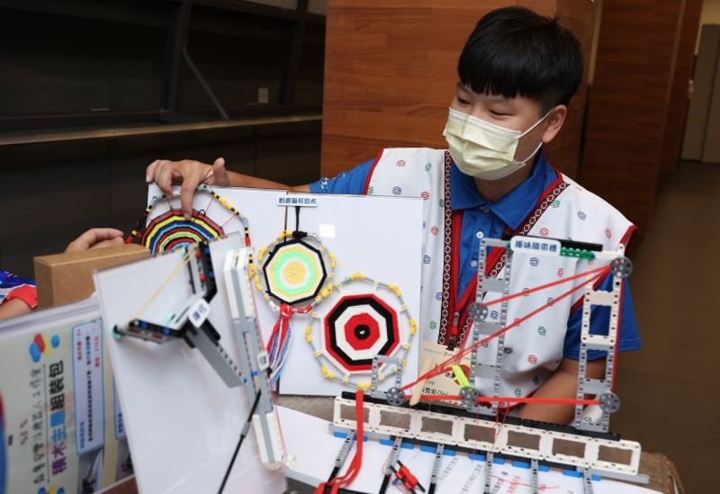 玄奘大學森魯安樂活機器人團隊積木作品-圓框編織、織帶機、彈弓、弓箭等,十足展現具原住民族文化創意與特色 圖片來源:玄奘大學 玄奘大學森魯安樂活機器人團隊積木作品-圓框編織、織帶機、彈弓、弓箭等,十足展現具原住民族文化創意與特色 圖片來源:玄奘大學