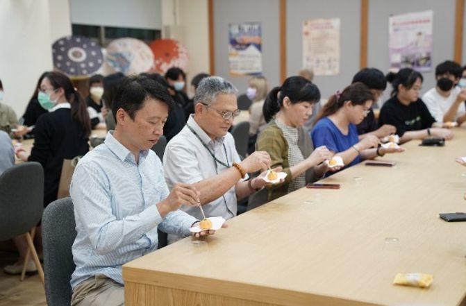 玄大師生學習享用和菓子的方法  圖片來源：玄奘大學