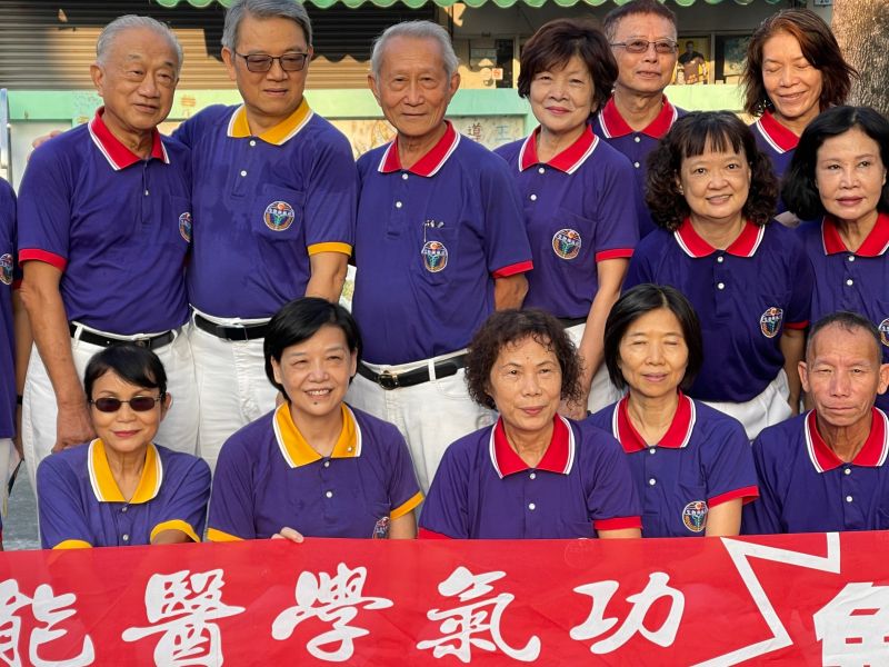 龍耀木業公司董事長何水盛伉儷經營木業有成,出錢出力號召梓官鄉親一起來練 中華生物能醫學氣功 圖片來源:記者 龍耀木業公司董事長何水盛伉儷經營木業有成,出錢出力號召梓官鄉親一起來練 中華生物能醫學氣功 圖片來源:記者