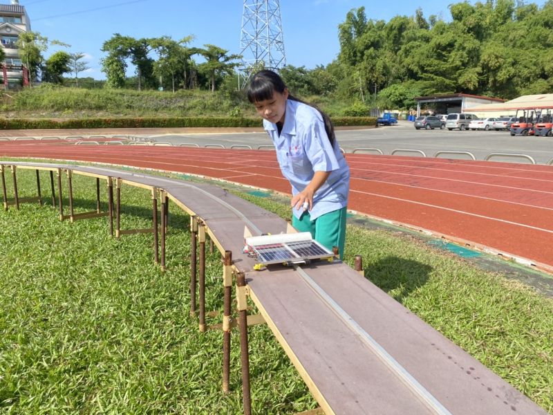 高英工商學生認真練習情形  圖片來源：記者