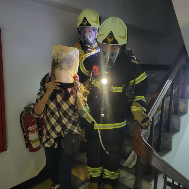 老舊大廈發生火警容易造成逃生不易,打火弟兄加強搶救演練,以應不時之需。 圖片來源:吳進仁翻攝 老舊大廈發生火警容易造成逃生不易,打火弟兄加強搶救演練,以應不時之需。 圖片來源:吳進仁翻攝