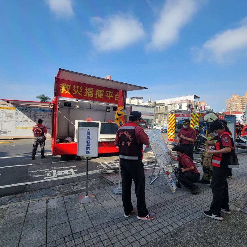 消防局第四救災救護大隊出動指揮平台車進行現場指揮調度。 圖片來源:吳進仁翻攝 消防局第四救災救護大隊出動指揮平台車進行現場指揮調度。 圖片來源:吳進仁翻攝