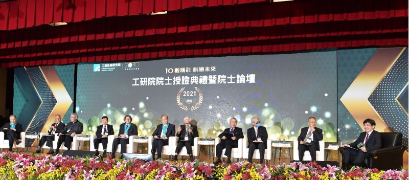 工研院舉辦「十載精彩 制勝未來」 院士論壇,由工研院院長劉文雄擔任主持人,邀請重量級工研院院士暢談2050淨零碳排挑戰與契機。 圖片來源:工研院 工研院舉辦「十載精彩 制勝未來」 院士論壇,由工研院院長劉文雄擔任主持人,邀請重量級工研院院士暢談2050淨零碳排挑戰與契機。 圖片來源:工研院