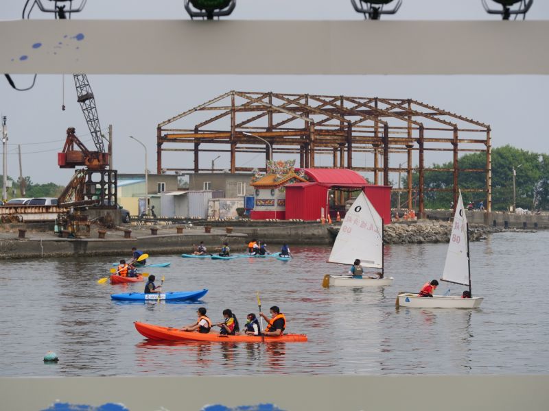 民眾熱情體驗風帆、sup及獨木舟。 圖片來源:高市府海洋局 民眾熱情體驗風帆、sup及獨木舟。 圖片來源:高市府海洋局