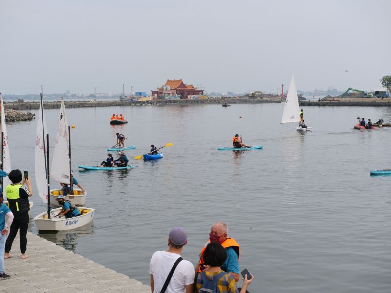 民眾熱情體驗風帆、sup及獨木舟。  圖片來源：高市府海洋局