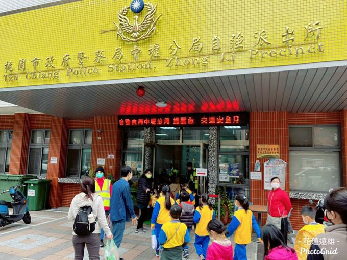 中壢興仁國小小朋友參訪自強派出所 中壢興仁國小小朋友參訪自強派出所