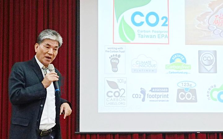 前內政部部長、防災專家的李鴻源教授親臨中華大學演講「臺灣必須面對的真相」。 圖片來源:中華大學 前內政部部長、防災專家的李鴻源教授親臨中華大學演講「臺灣必須面對的真相」。 圖片來源:中華大學