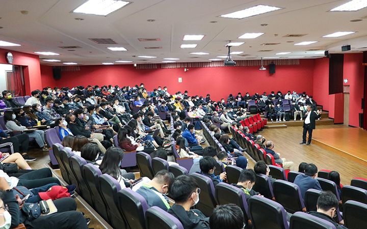 專題講座深受學生們的喜愛 圖片來源:中華大學 專題講座深受學生們的喜愛 圖片來源:中華大學