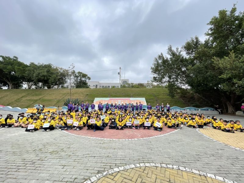 苗栗縣頭份市新興國小全校同學在謝植岡校長與老師帶領下,親近甫獲行政院公共工程金質獎的東興堤防。 圖片來源:二河局 苗栗縣頭份市新興國小全校同學在謝植岡校長與老師帶領下,親近甫獲行政院公共工程金質獎的東興堤防。 圖片來源:二河局