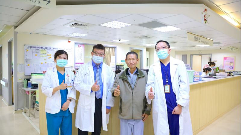 69歲的周伯伯(中) 心臟三條冠狀動脈嚴重堵塞,差點喪命,經新竹馬偕醫療團隊成功救治, 圖片來源:新竹馬偕 69歲的周伯伯(中) 心臟三條冠狀動脈嚴重堵塞,差點喪命,經新竹馬偕醫療團隊成功救治, 圖片來源:新竹馬偕