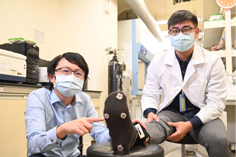 清華醫工所教授林宗宏(左)研發出自驅動感知系統,應用在足壓偵測鞋墊上,可診斷並追蹤病患復健情況。 圖片來源:清大 清華醫工所教授林宗宏(左)研發出自驅動感知系統,應用在足壓偵測鞋墊上,可診斷並追蹤病患復健情況。 圖片來源:清大