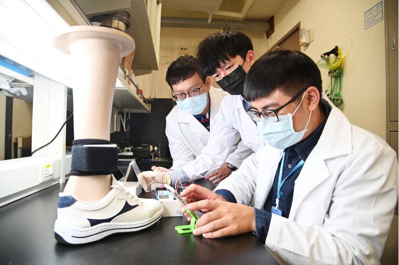 林宗宏團隊研發的足壓偵測鞋墊可診斷並追蹤病患復健情況 圖片來源:清大 林宗宏團隊研發的足壓偵測鞋墊可診斷並追蹤病患復健情況 圖片來源:清大