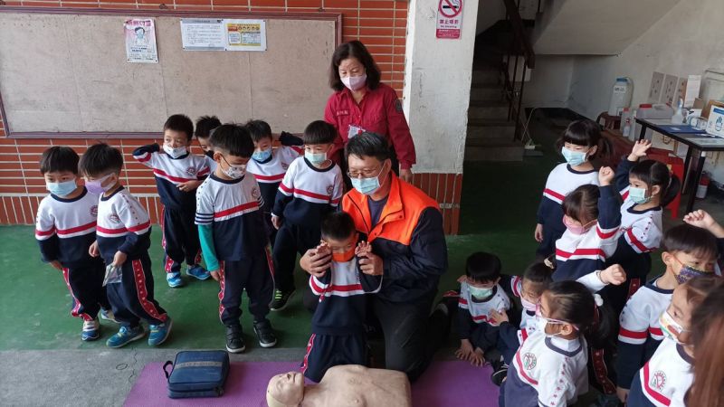 楠梓區學儒幼兒園師生一行參訪右昌消防分隊，學習防火防災觀念。  圖片來源：吳進仁翻攝