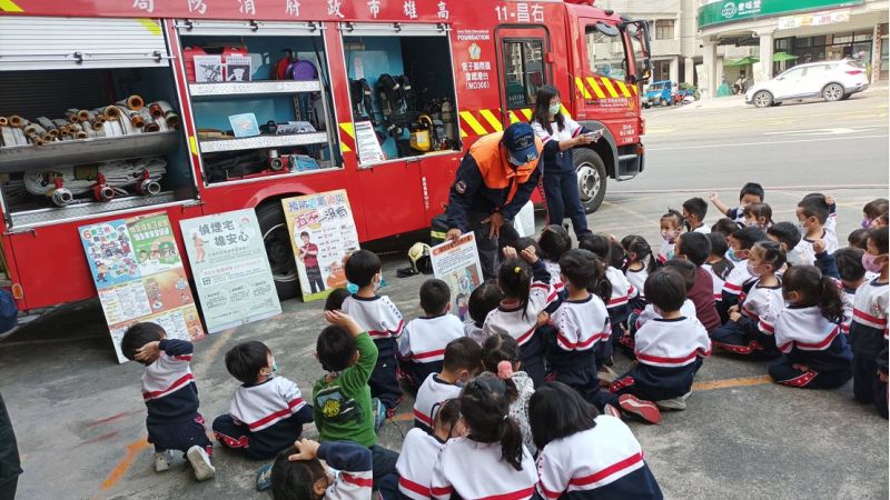 活動中消防同仁還準備小禮物進行有獎徵答，師生反應熱烈。  圖片來源：吳進仁翻攝