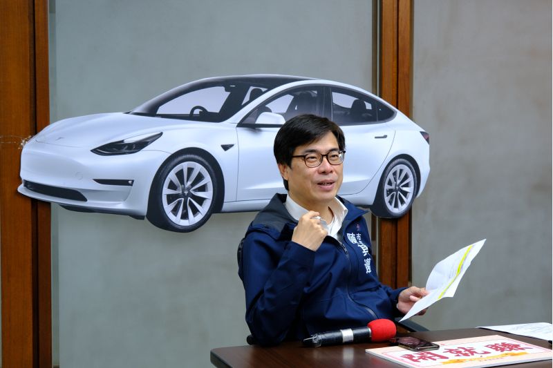高雄市長陳其邁1日親自打電話恭賀「高雄開就賺」第二台特斯拉電動車幸運得主高先生。 圖片來源:高市府經發局 高雄市長陳其邁1日親自打電話恭賀「高雄開就賺」第二台特斯拉電動車幸運得主高先生。 圖片來源:高市府經發局