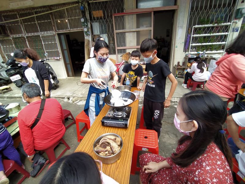 新住民親子體驗製作臘肉前拌炒鹽巴及辛香料  圖片來源：移民署新竹縣服務站