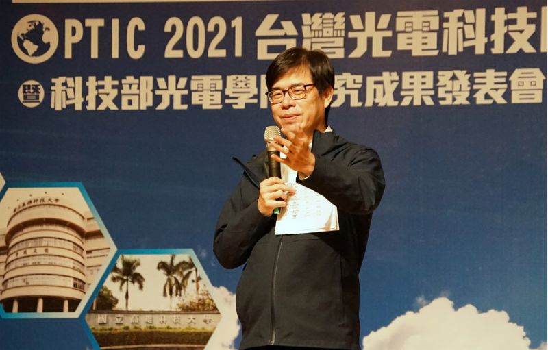 高雄市長陳其邁舉日月光等在地企業為例,強調「他們最知道高雄的好,投資高雄是最佳選擇。」 圖片來源:高市府經發局 高雄市長陳其邁舉日月光等在地企業為例,強調「他們最知道高雄的好,投資高雄是最佳選擇。」 圖片來源:高市府經發局
