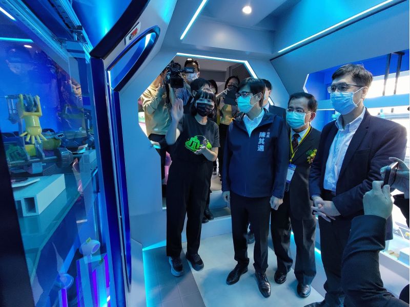 高雄市長陳其邁至台積電行動徵才車參觀,工作人員說明設計理念。 圖片來源:高市府經發局 高雄市長陳其邁至台積電行動徵才車參觀,工作人員說明設計理念。 圖片來源:高市府經發局