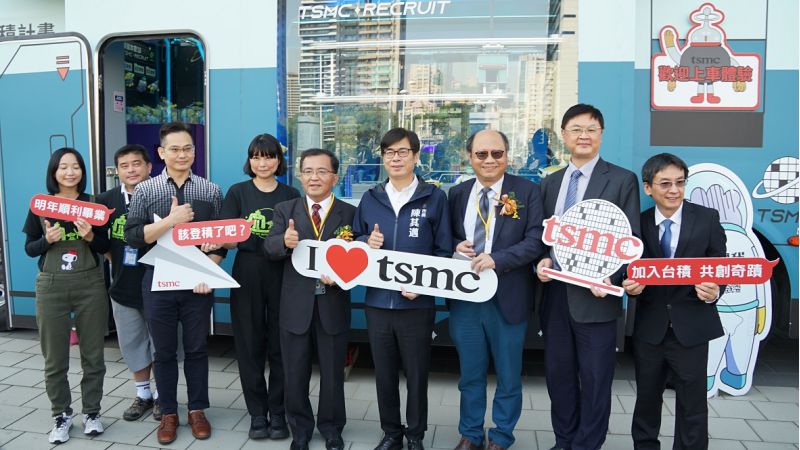 高雄市長陳其邁(右四)、副市長羅達生(右二)、高科大電資院院長施天從(右三)、半導體工程系主任楊奇達(右一)、台積電徵才業務同仁於台積電行動面談車前合影。 圖片來源:高市府經發局 高雄市長陳其邁(右四)、副市長羅達生(右二)、高科大電資院院長施天從(右三)、半導體工程系主任楊奇達(右一)、台積電徵才業務同仁於台積電行動面談車前合影。 圖片來源:高市府經發局