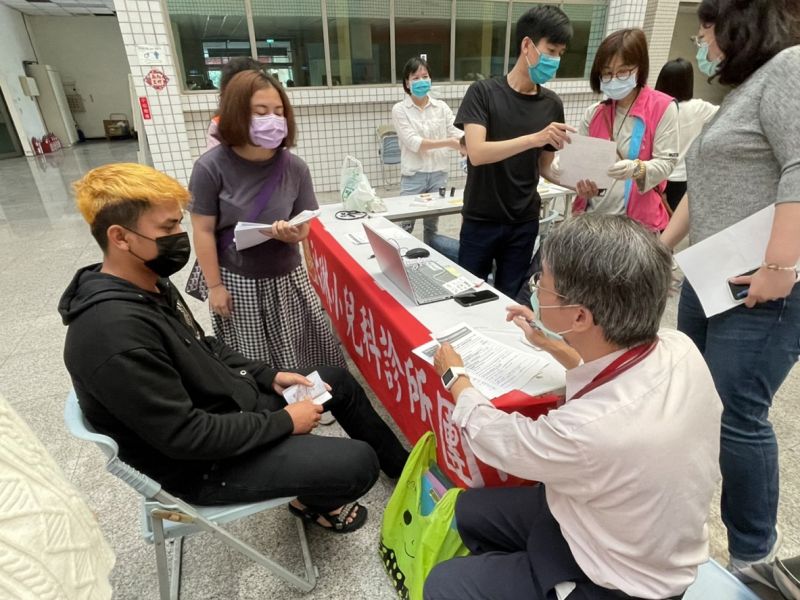 決戰邊境,高雄市遠洋漁船外籍船員施打疫苗。 圖片來源:高市府海洋局 決戰邊境,高雄市遠洋漁船外籍船員施打疫苗。 圖片來源:高市府海洋局