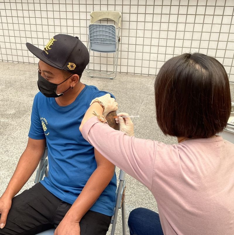決戰邊境,高雄市遠洋漁船外籍船員施打疫苗。 圖片來源:高市府海洋局 決戰邊境,高雄市遠洋漁船外籍船員施打疫苗。 圖片來源:高市府海洋局