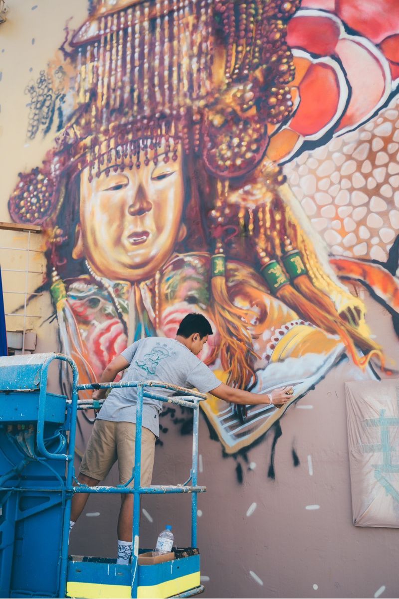 楊惟竹進行馬祖像彩繪。 圖片來源:高市府海洋局 楊惟竹進行馬祖像彩繪。 圖片來源:高市府海洋局