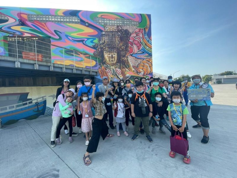 遊客與媽祖彩繪牆合影。 圖片來源:高市府海洋局 遊客與媽祖彩繪牆合影。 圖片來源:高市府海洋局