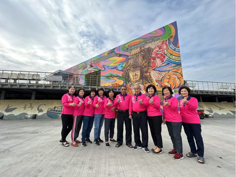 鳳芸宮主委與廟方同仁與媽祖彩繪合照。 圖片來源:高市府海洋局 鳳芸宮主委與廟方同仁與媽祖彩繪合照。 圖片來源:高市府海洋局
