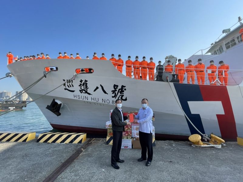 海巡署艦隊分署分署長廖德成率幹部抵港口慰勉「巡護八號」同仁辛勞。 圖片來源:海巡署提供 海巡署艦隊分署分署長廖德成率幹部抵港口慰勉「巡護八號」同仁辛勞。 圖片來源:海巡署提供