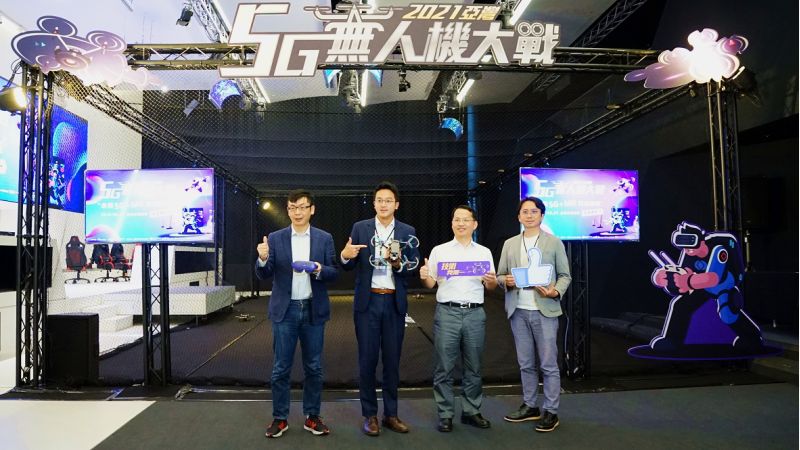 左起仁寶電腦總監莊弘毅、高雄市經發局長廖泰翔、工研院資通所組長李國徵、飛競鬥士總監林鉅比共同為活動宣傳。 圖片來源:高市府經發局 左起仁寶電腦總監莊弘毅、高雄市經發局長廖泰翔、工研院資通所組長李國徵、飛競鬥士總監林鉅比共同為活動宣傳。 圖片來源:高市府經發局