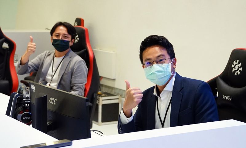 平時愛好電玩的高雄市經發局長廖泰翔(右)意外擊敗飛競鬥士總監林鉅比(左)拿下5G MR無人機大戰首勝。 圖片來源:高市府經發局 平時愛好電玩的高雄市經發局長廖泰翔(右)意外擊敗飛競鬥士總監林鉅比(左)拿下5G MR無人機大戰首勝。 圖片來源:高市府經發局