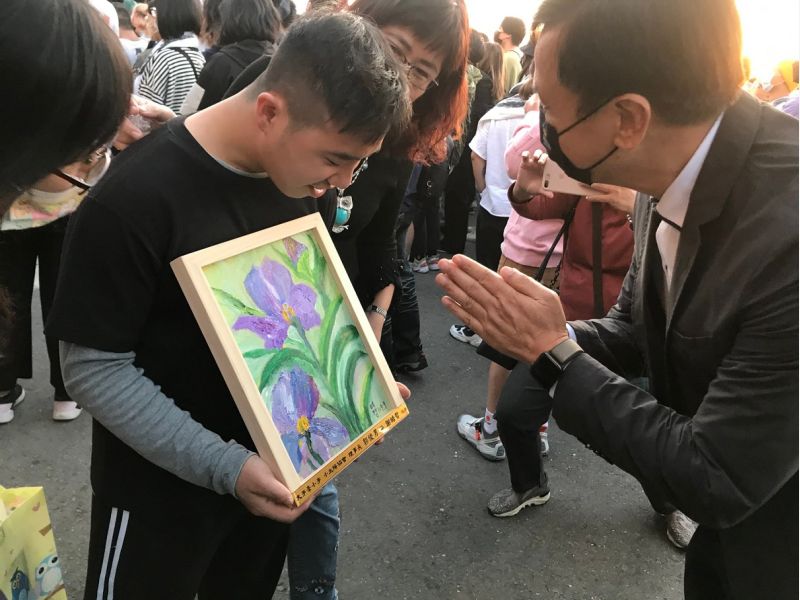 海洋局局長張漢雄與小太陽天使合影。 圖片來源:高市府海洋局 海洋局局長張漢雄與小太陽天使合影。 圖片來源:高市府海洋局