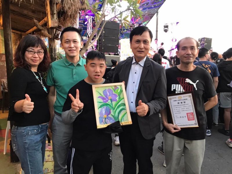 梓官區漁會張鈞華總幹事(左二)與海洋局局長張漢雄與小太陽天使合影。 圖片來源:高市府海洋局 梓官區漁會張鈞華總幹事(左二)與海洋局局長張漢雄與小太陽天使合影。 圖片來源:高市府海洋局