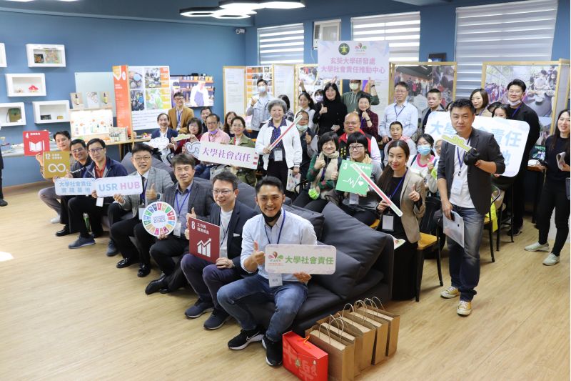 玄奘大學大學社會責任實踐基地(USR Hub)暨在地鏈結創新跨域計畫實體成果展大合照 圖片來源:玄大 玄奘大學大學社會責任實踐基地(USR Hub)暨在地鏈結創新跨域計畫實體成果展大合照 圖片來源:玄大