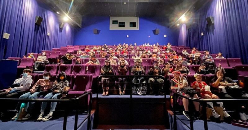 出席影片欣賞的新竹市原民同學及家長大合影  圖片來源：新竹市政府