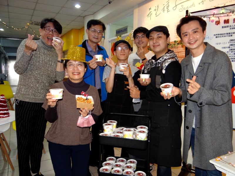 正修冬至湯圓暖呼呼溫暖師生心 手工餅乾義賣做公益 圖片來源:記者 正修冬至湯圓暖呼呼溫暖師生心 手工餅乾義賣做公益 圖片來源:記者