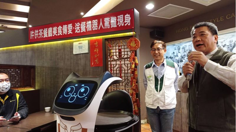 「吽拱茶餐廳」負責人吳幸文(右)經商不忘行善,第二度招待家扶兒童及家長前來用餐。 「吽拱茶餐廳」負責人吳幸文(右)經商不忘行善,第二度招待家扶兒童及家長前來用餐。