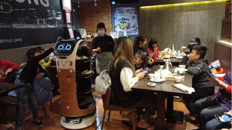小朋友把送餐機器人當成朋友 小朋友把送餐機器人當成朋友