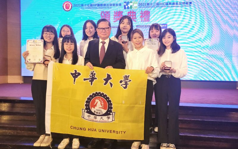 中華創新發明學會總會長吳國俊(圖中間)與中華大學獲獎之八位同學頒獎合照 圖片來源:中華大學 中華創新發明學會總會長吳國俊(圖中間)與中華大學獲獎之八位同學頒獎合照 圖片來源:中華大學