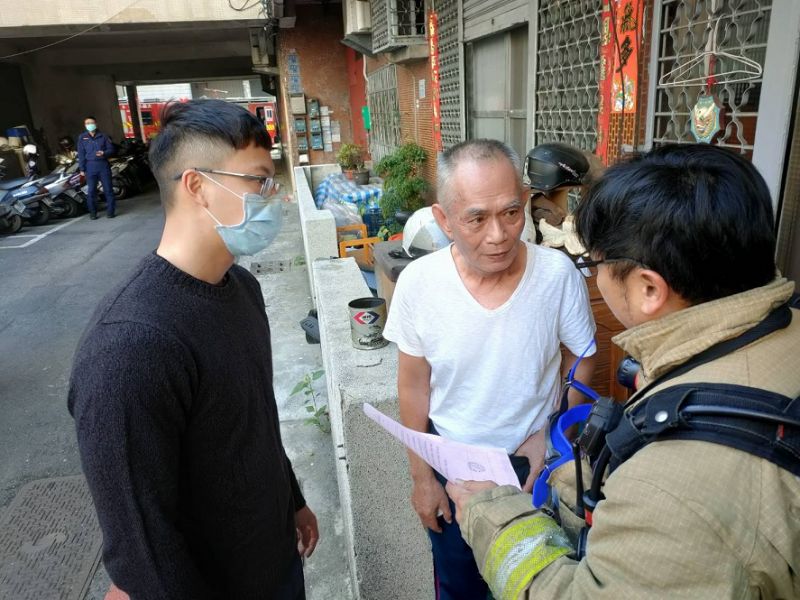 住宅用火災警報器及時鳴動示警,驚動鄰居及時叫醒熟睡中的屋主,關閉爐火並報案。 圖片來源:吳進仁翻攝 住宅用火災警報器及時鳴動示警,驚動鄰居及時叫醒熟睡中的屋主,關閉爐火並報案。 圖片來源:吳進仁翻攝