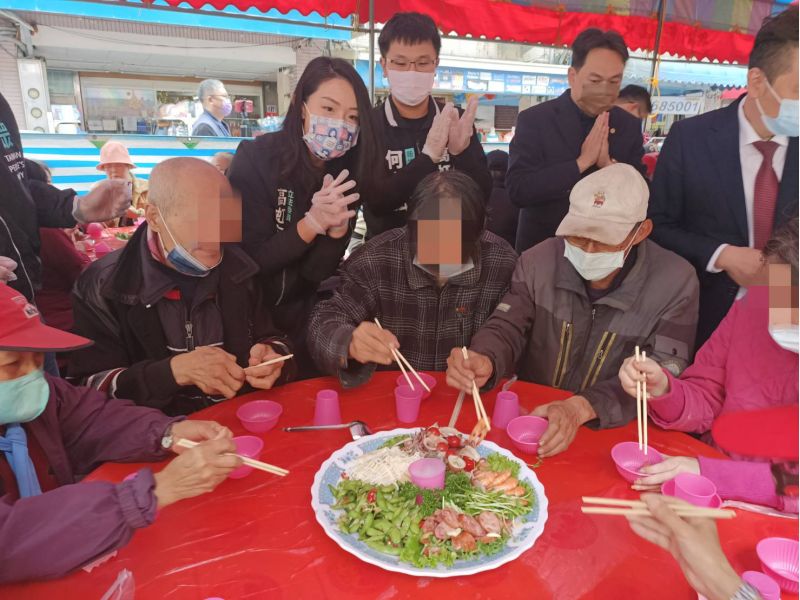 民眾黨新竹市黨主委也是立委高虹安,逐桌向長輩拜早年。 圖片來源:民眾黨 民眾黨新竹市黨主委也是立委高虹安,逐桌向長輩拜早年。 圖片來源:民眾黨
