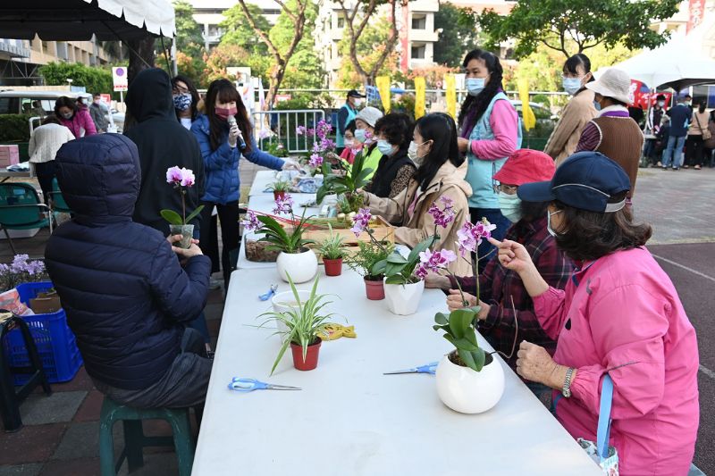 民眾捐10張發票參與手作春節應景「蘭花盆栽」擺飾活動。  圖片來源：台灣港務公司提供
