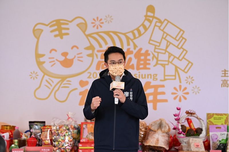 高市經發局長廖泰翔記者會致詞時,感謝商圈疫情期間與市府一起共體時艱。 圖片來源:高市府經發局 高市經發局長廖泰翔記者會致詞時,感謝商圈疫情期間與市府一起共體時艱。 圖片來源:高市府經發局